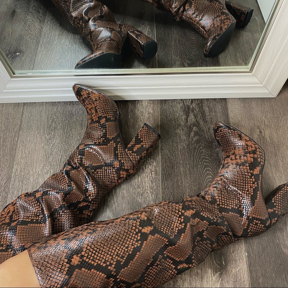 Missguided : Brown Snake Knee High Mid Heel Boots